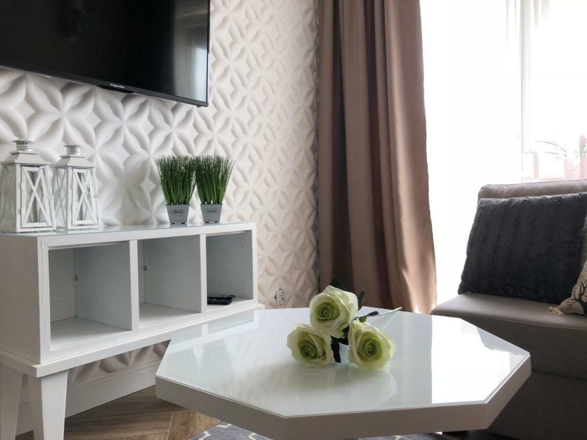 Family & Business Elegant Apartments Ul Warszawska - 2 Bedroom, Balcony, Parking كيلتشي المظهر الخارجي الصورة